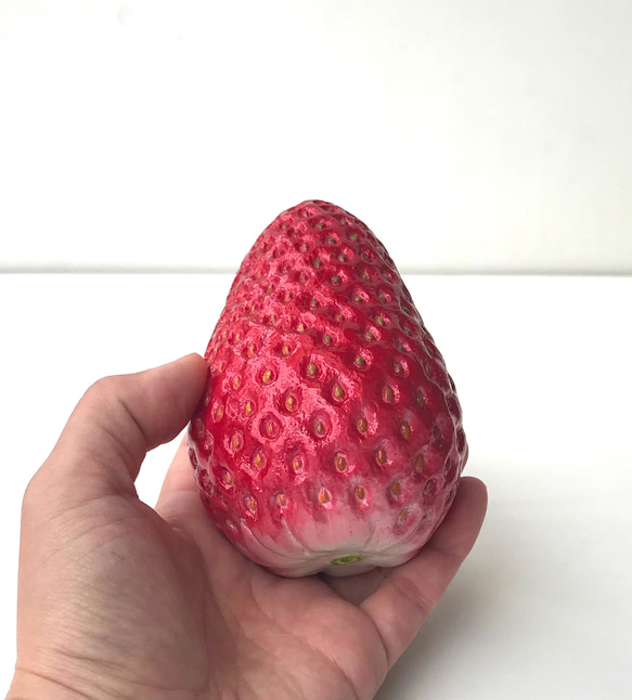 大きないちごのオブジェ 