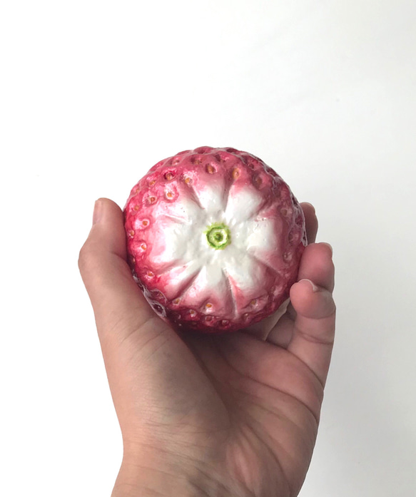 大きないちごのオブジェ 