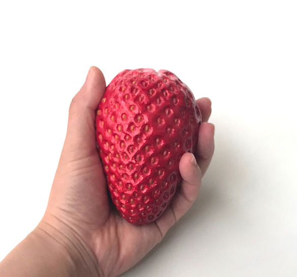 大きないちごのオブジェ 