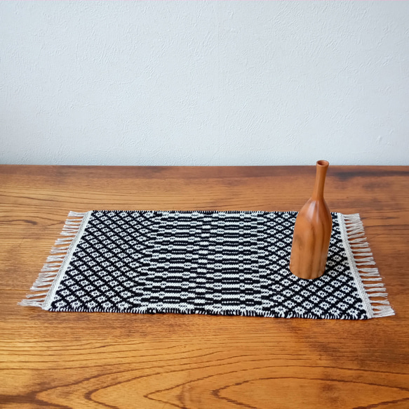 【手織り】ローゼンゴン織の卓上マット（ブラック×ナチュラルホワイト） 7枚目の画像