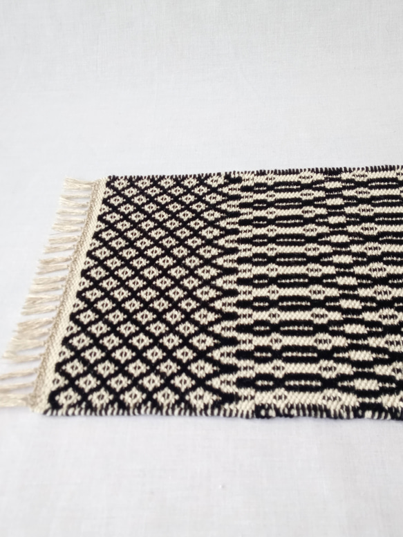 【手織り】ローゼンゴン織の卓上マット（ブラック×ナチュラルホワイト） 4枚目の画像