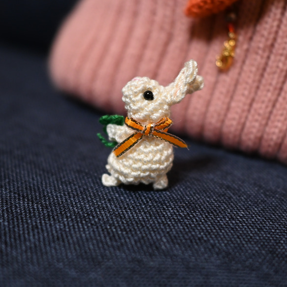「うさぴょんブローチ　白」ウサギ ニンジン 手編み あみぐるみ ブローチ 6枚目の画像