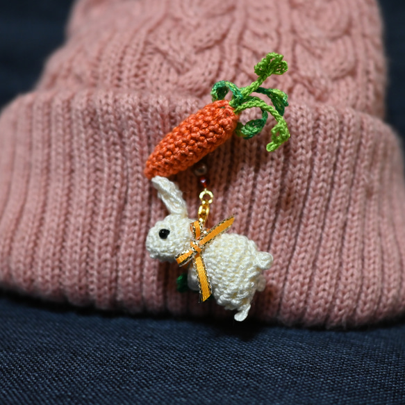 「うさぴょんブローチ　白」ウサギ ニンジン 手編み あみぐるみ ブローチ 1枚目の画像