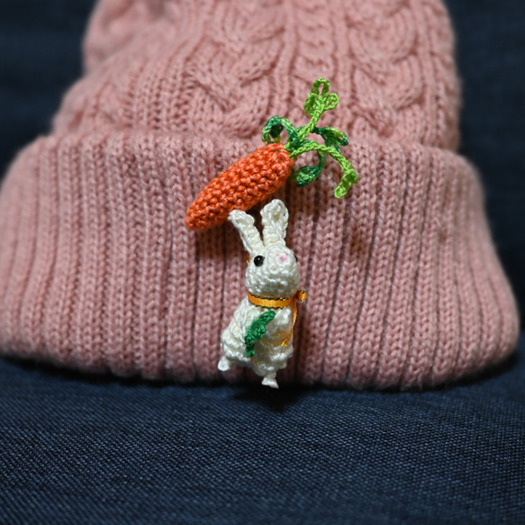 「うさぴょんブローチ　白」ウサギ ニンジン 手編み あみぐるみ ブローチ 2枚目の画像