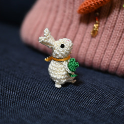「うさぴょんブローチ　白」ウサギ ニンジン 手編み あみぐるみ ブローチ 8枚目の画像