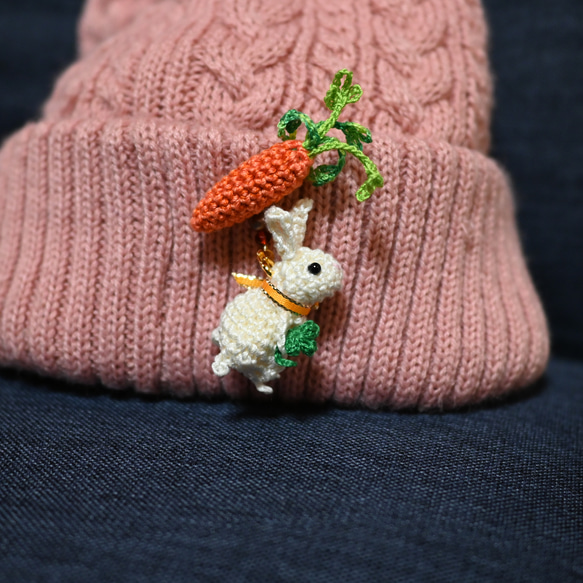 「うさぴょんブローチ　白」ウサギ ニンジン 手編み あみぐるみ ブローチ 3枚目の画像