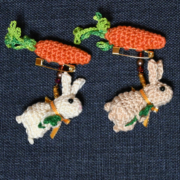 「うさぴょんブローチ　白」ウサギ ニンジン 手編み あみぐるみ ブローチ 10枚目の画像