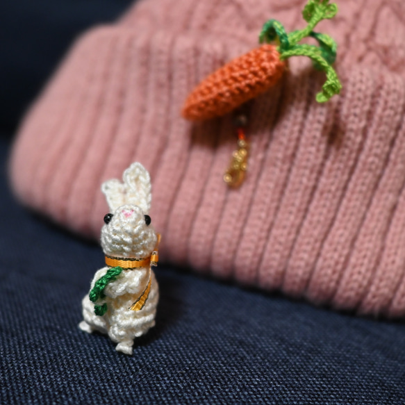 「うさぴょんブローチ　白」ウサギ ニンジン 手編み あみぐるみ ブローチ 5枚目の画像
