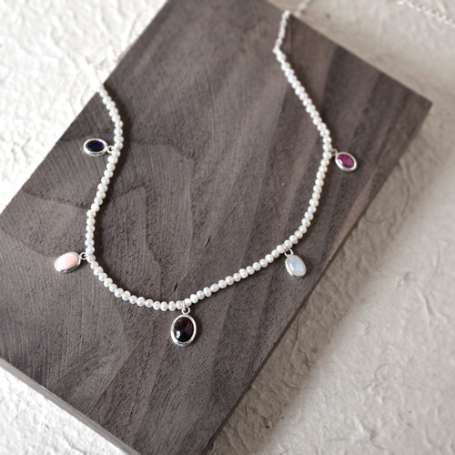 手作りの天然淡水パールとカラーストーン チャーム ネックレス