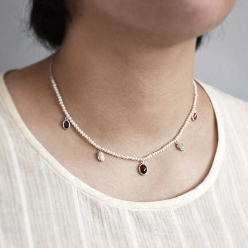 手作りの天然淡水パールとカラーストーン チャーム ネックレス