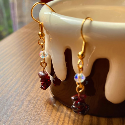 ガーネット(柘榴石)のピアス(イヤリング) さざれ石、天然石ピアス