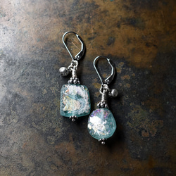蘇打藍色鍍銀羅馬玻璃和小印度銀鈴鐺耳環 第2張的照片