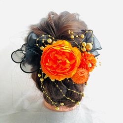 ハロウィン髪飾り♦︎揺れるパールチェーンシャワー&鮮やかオレンジピオニーの髪飾り♦︎パーティ♦︎イベント 1枚目の画像