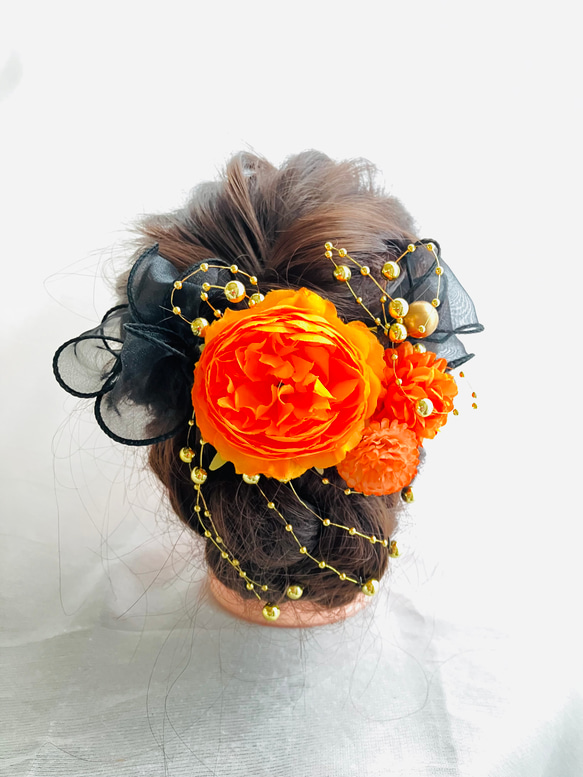 ハロウィン髪飾り♦︎揺れるパールチェーンシャワー&鮮やかオレンジピオニーの髪飾り♦︎パーティ♦︎イベント 1枚目の画像
