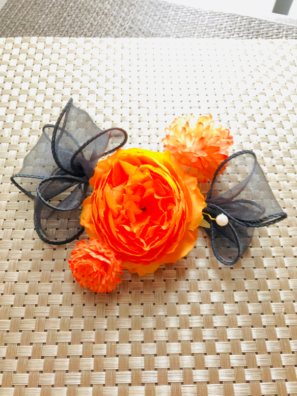 ハロウィン髪飾り♦︎揺れるパールチェーンシャワー&鮮やかオレンジピオニーの髪飾り♦︎パーティ♦︎イベント 2枚目の画像