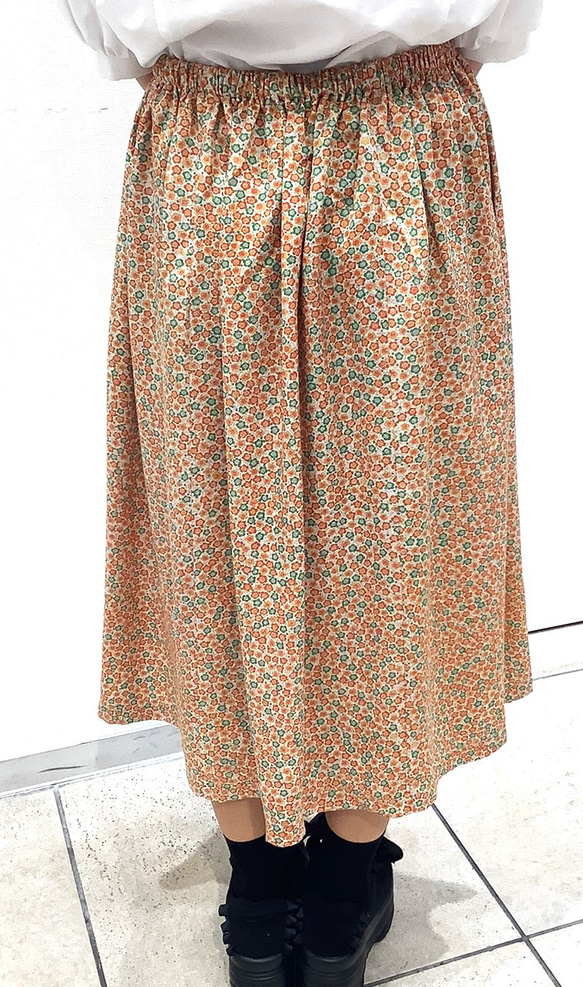 着物　スカート　オレンジ　小花　和柄　和風　アップサイクル　シルク　サスティナブル 4枚目の画像