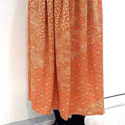 着物　スカート　オレンジ　四季草　扇　亀甲　和柄　和風　アップサイクル　シルク　サスティナブル 2枚目の画像