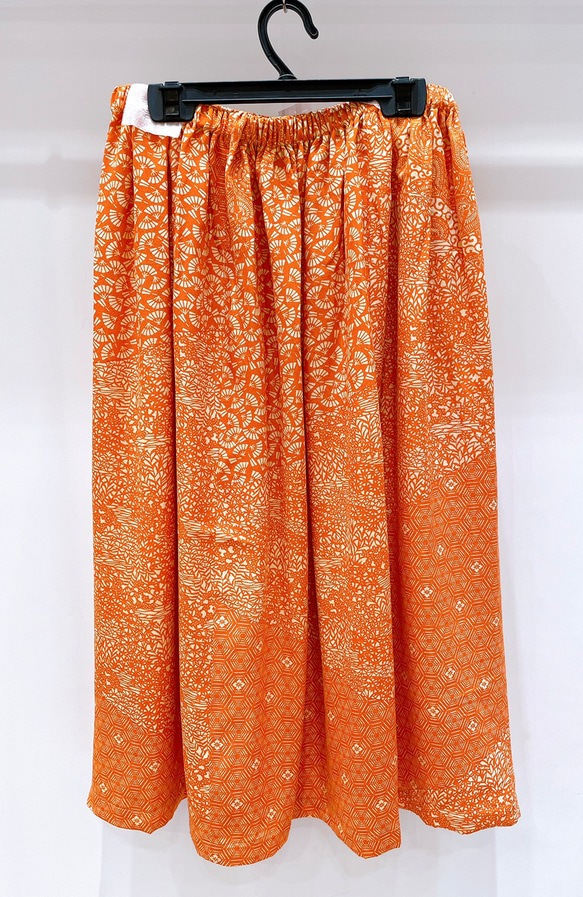 着物　スカート　オレンジ　四季草　扇　亀甲　和柄　和風　アップサイクル　シルク　サスティナブル 6枚目の画像