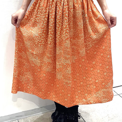 着物　スカート　オレンジ　四季草　扇　亀甲　和柄　和風　アップサイクル　シルク　サスティナブル 1枚目の画像