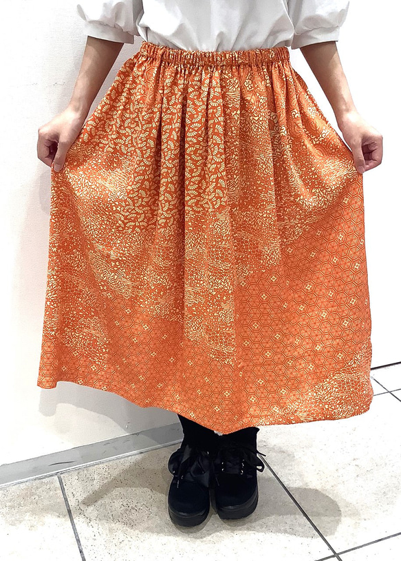 着物　スカート　オレンジ　四季草　扇　亀甲　和柄　和風　アップサイクル　シルク　サスティナブル 1枚目の画像