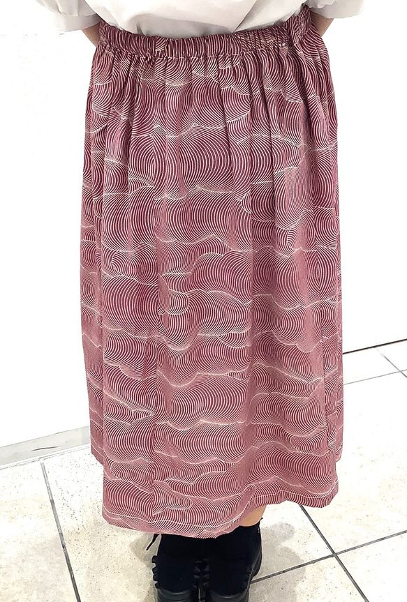 着物　スカート　赤紫　雲　和柄　和風　アップサイクル　シルク　サスティナブル 3枚目の画像