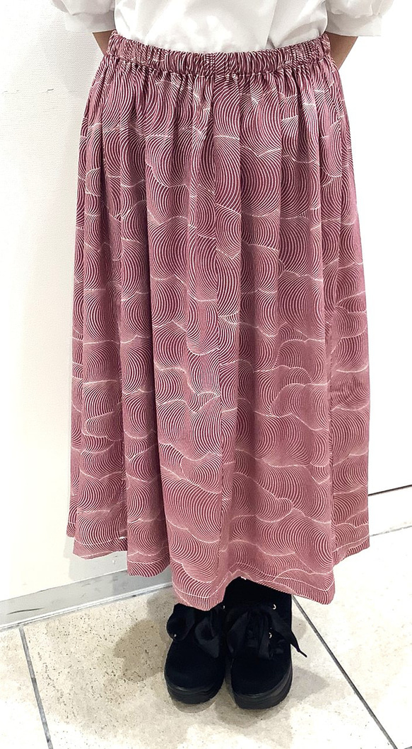 着物　スカート　赤紫　雲　和柄　和風　アップサイクル　シルク　サスティナブル 2枚目の画像