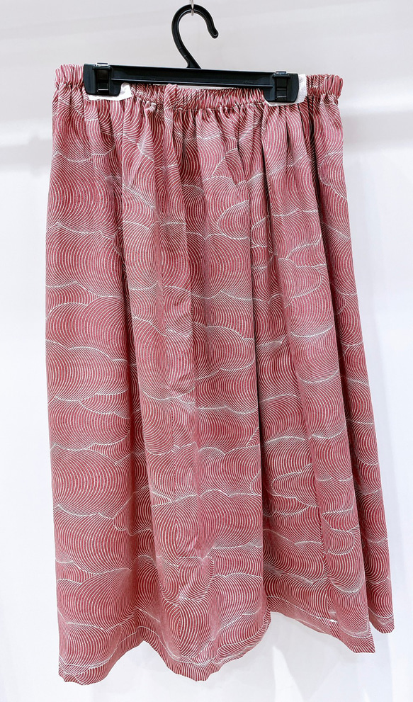 着物　スカート　赤紫　雲　和柄　和風　アップサイクル　シルク　サスティナブル 6枚目の画像