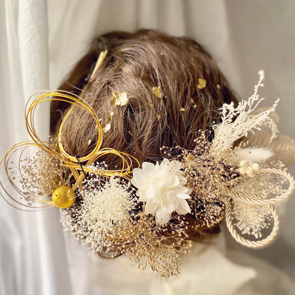 金箔＆水引付き　白と金のプリザーブドフラワーの髪飾り／成人式　結婚式　卒業式　振袖　袴　 1枚目の画像