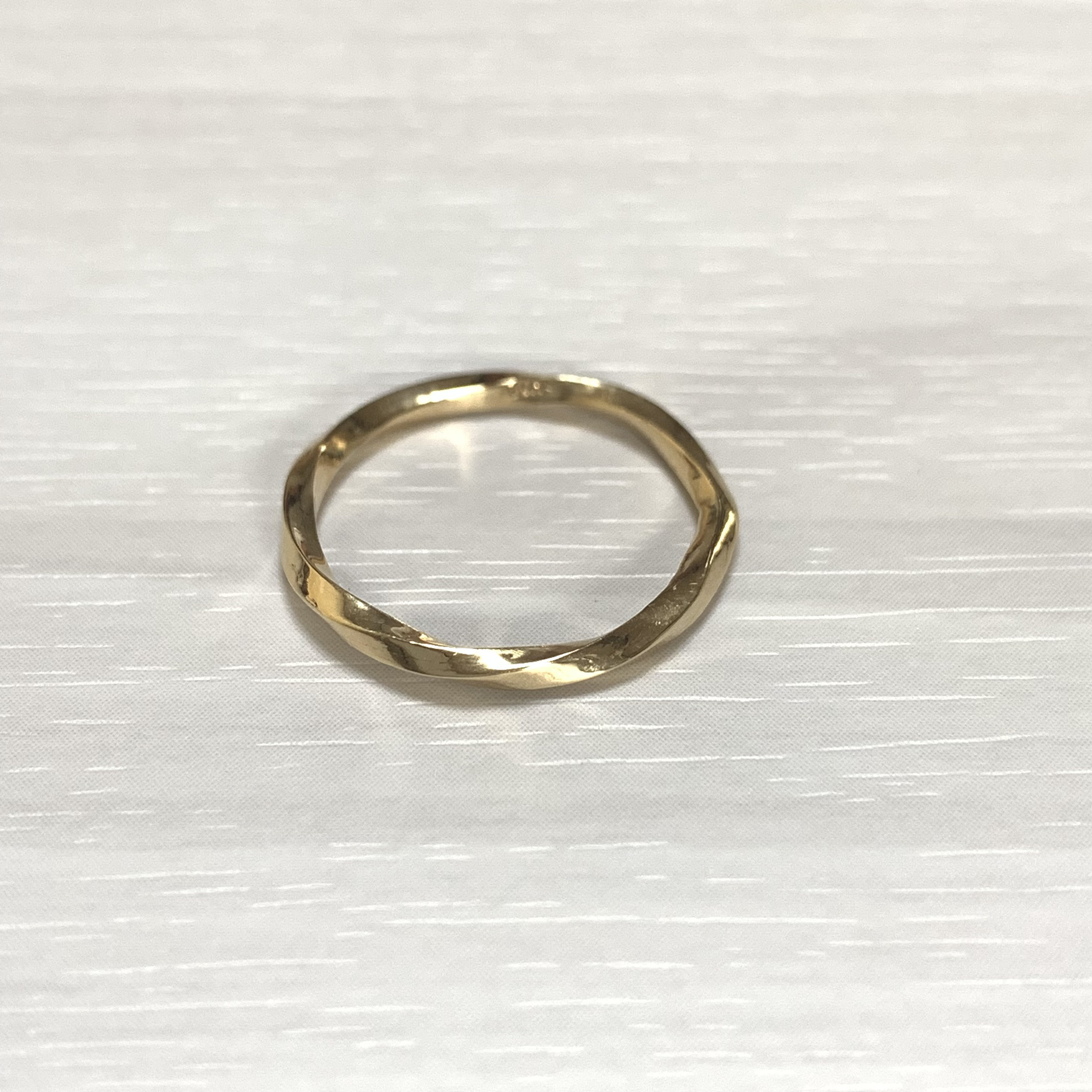 《twist line》K18リング｜ひねり・柔らかな動き・深みある艶・ギフトにも最適