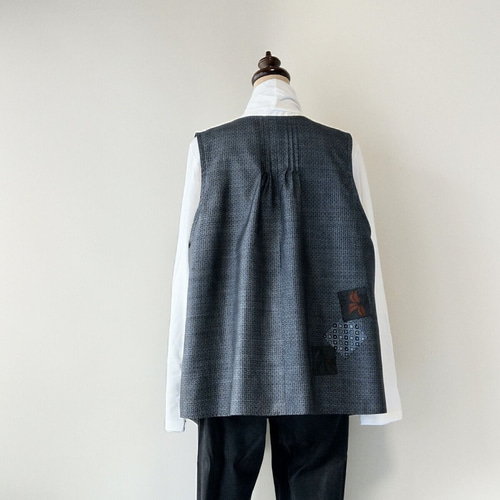 OUTLET SALE- 訳あり品など大放出 着物リメイク 大島紬のジレ てまや ベスト ポケット付き お花の トップス