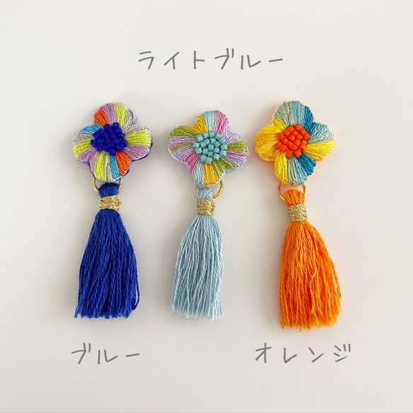 お花とタッセル・ガラスビーズのカラフル2way刺繍ピアス．イヤリング 7枚目の画像