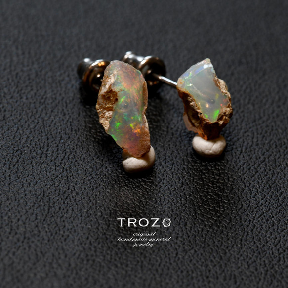 【053 Opal Fest 2022】 エチオピアンオパール 鉱物原石 ピアス 天然石 アクセサリー 1枚目の画像