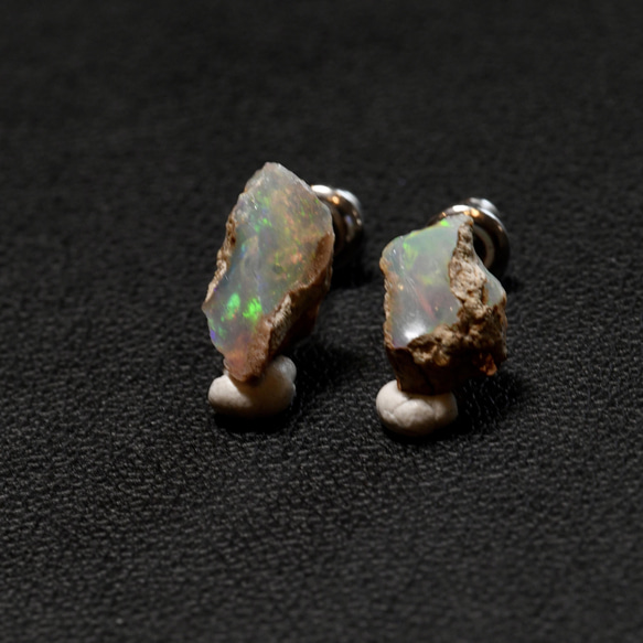 【053 Opal Fest 2022】 エチオピアンオパール 鉱物原石 ピアス 天然石 アクセサリー 4枚目の画像