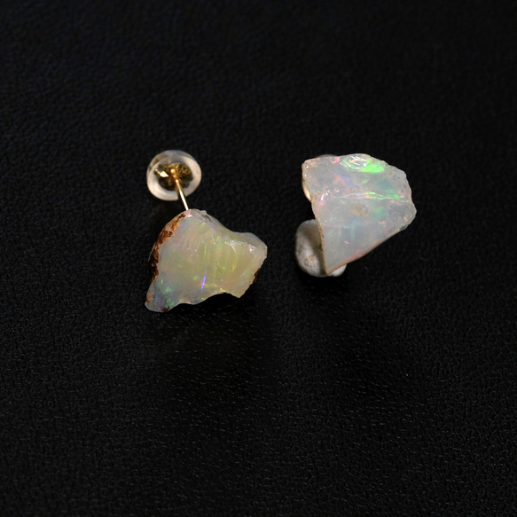 【054 Opal Fest 2022】 エチオピアンオパール 鉱物原石 K18(18金)ピアス 天然石 アクセサリー 2枚目の画像