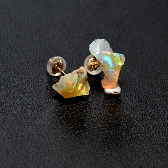 【055 Opal Fest 2022】 エチオピアンオパール 鉱物原石 K18(18金)ピアス 天然石 アクセサリー 2枚目の画像