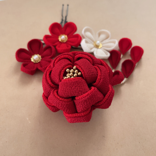 つまみ細工　髪飾り　濃いエンジ　アイボリー つまみ細工 髪飾り ゴールド×アイボリー 【ウェディング 成人式 卒業式