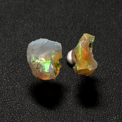 【058 Opal Fest 2022】 エチオピアンオパール 鉱物原石 K18(18金)ピアス 天然石 アクセサリー 2枚目の画像