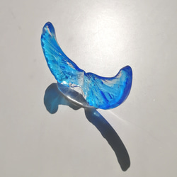 晴れやかブルー2023　ガラスの翼のオブジェ　ガラスの翼　置き物　ブルー　青　ラッキーアイテム　縁起物 2枚目の画像