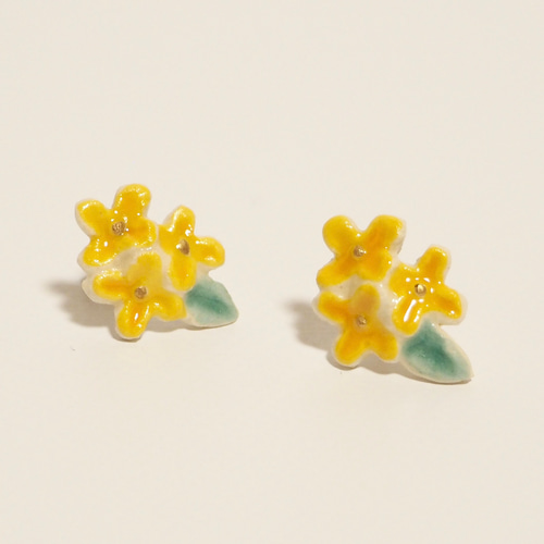ブローチ イヤリング 水牛 彫刻 花 楕円ツイスト D2＆963 627 697 ご予約】カラーセミオーダー＊立体刺繍/鳥の羽根＊翼イヤリング