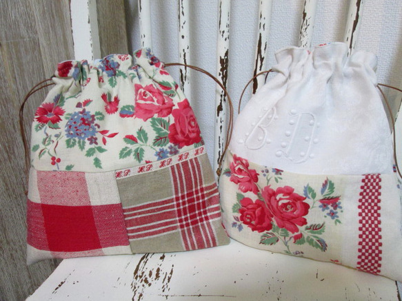 フランスアンティーク薔薇柄ファブリックと赤ラインリネンのパッチワーク巾着ポーチセット 1枚目の画像