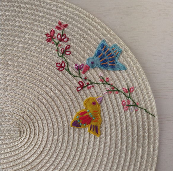 楕円形　鳥と花のフェルト刺繍ランチョンマット 2枚目の画像