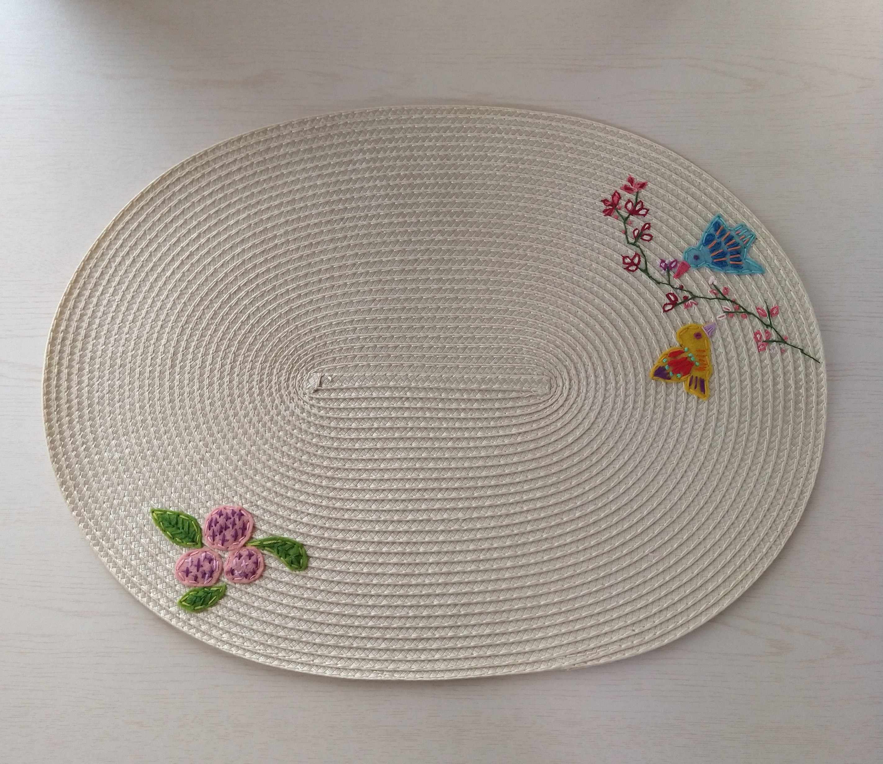 大切な人へのギフト探し 楕円形 ランチョンマット 鳥と花のフェルト刺繍ランチョンマット テーブル用品