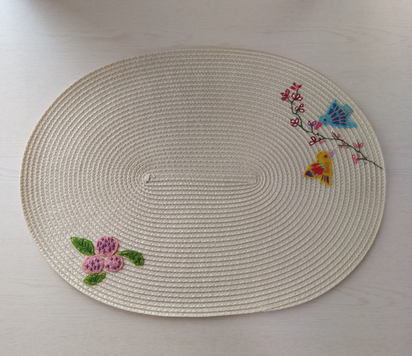 楕円形　鳥と花のフェルト刺繍ランチョンマット 1枚目の画像