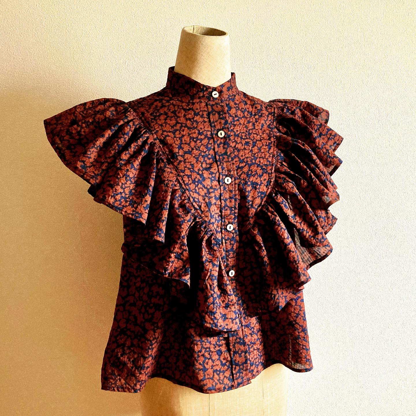 ブラウン×ネイビーの配色フリルブラウス｜大人シック・上品見え・一点物