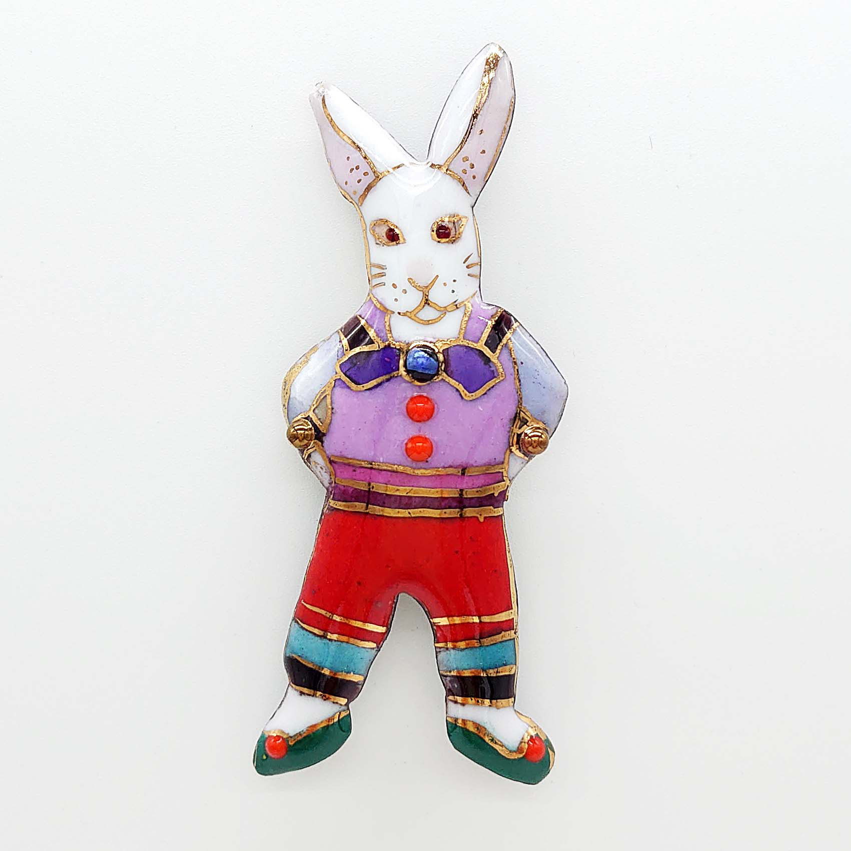 洋風・白うさぎ(お洋服)の七宝焼ブローチ【受注制作】