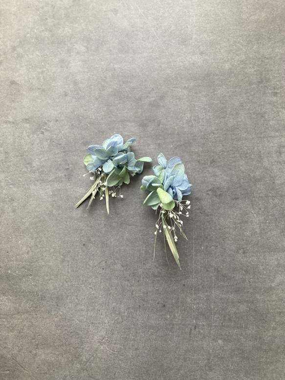 ブルーグリーンの紫陽花とシルバーティーツリーのピアス・イヤリング　くすみカラー　ウェディング　ブライダル　ドライフラワー 4枚目の画像