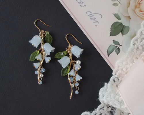 ガラスのすずらんのピアス・イヤリング ピアス（フック・チェーン