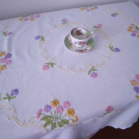 ドイツの手仕事/ピンクや紫・黄色の可愛いお花の手刺繍 ラウンド型 テーブルクロス（ヴィンテージ） 5枚目の画像