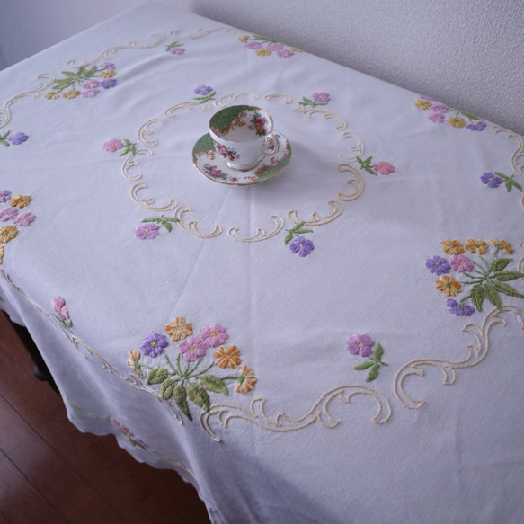 ドイツの手仕事/ピンクや紫・黄色の可愛いお花の手刺繍 ラウンド型 テーブルクロス（ヴィンテージ） 1枚目の画像