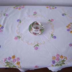 ドイツの手仕事/ピンクや紫・黄色の可愛いお花の手刺繍 ラウンド型 テーブルクロス（ヴィンテージ） 4枚目の画像